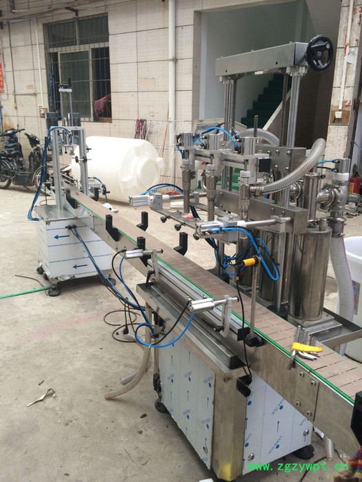 三湾机械w-0灌装机贴标机厂家直供全自动液体油类膏体灌装机防冻液润滑油灌灌装锁盖生产线充填机全自动贴标机双面圆瓶贴标机图4