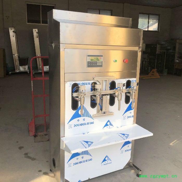郑州玻璃水防冻液灌装机 厂家四头1-5升全自动液体灌装机河南批发图3