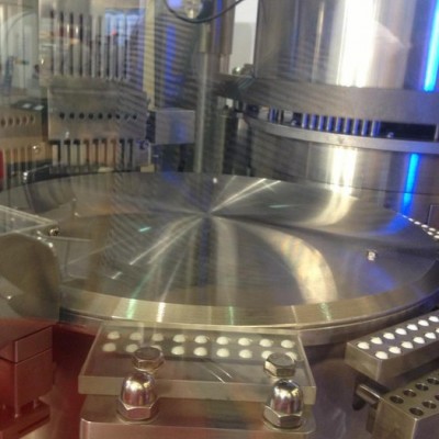 NJP2000C大型胶囊填充机    全自动微丸颗粒充填机   药厂用智能胶囊灌装机 胶囊充填机