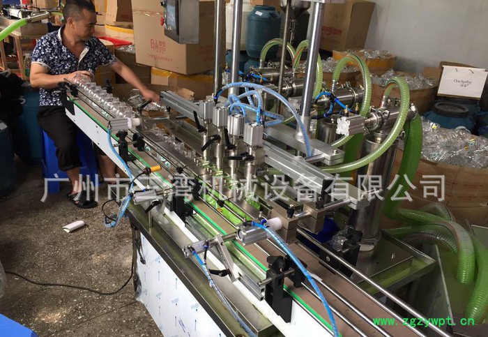 广州 直线式四头液体灌装机图3