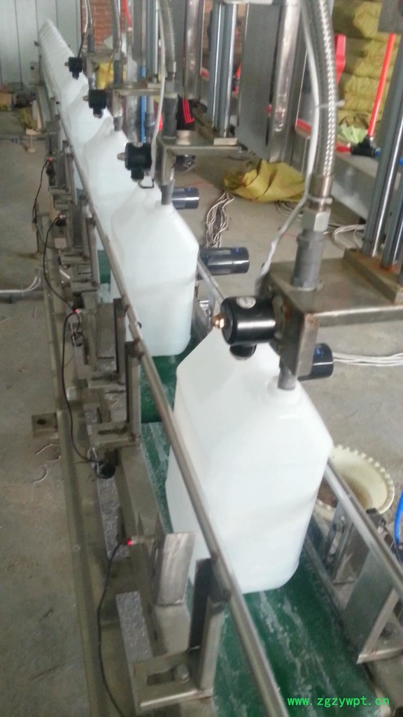 液体灌装机生产现场