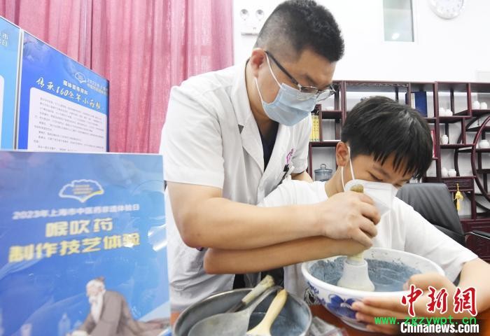 民众在“喉吹药制作技艺”中体验药粉磨制过程。　上海市中医文献馆供图