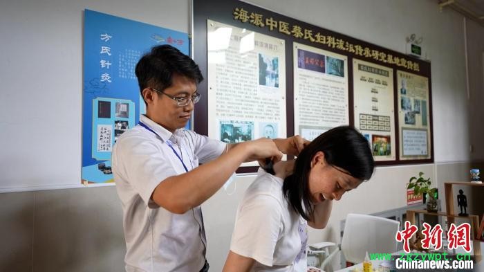 民众体验方氏针灸刮痧技法。　上海市中医文献馆供图