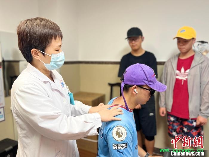 民众体验楚氏伤科手法。　上海市中医文献馆供图